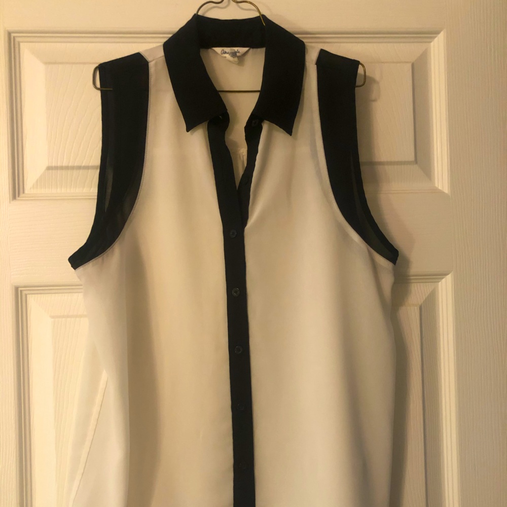 Sleeveless shirt